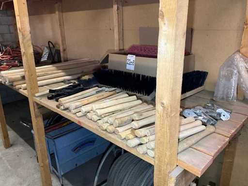 Multe mături, lopeți și mânere