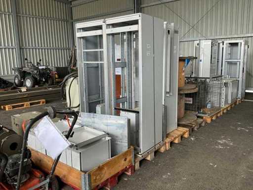 Server cabinets with accessories (3x)