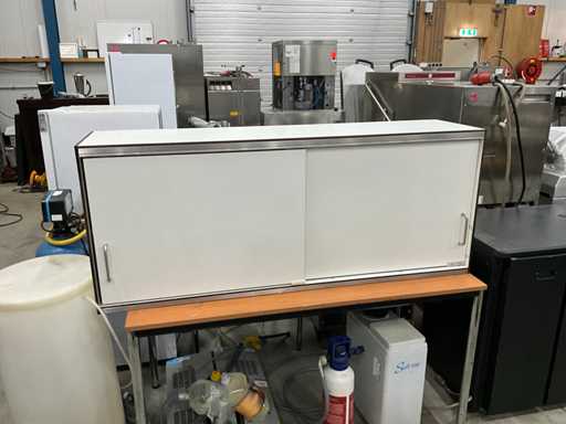 Plastikowa szafka ścienna z pełnym rdzeniem