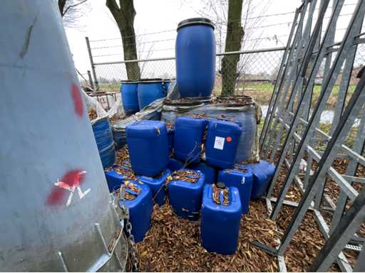 Diverse butoaie și sticle de apă