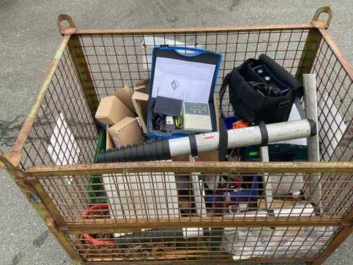 paleta mixta con diversas piezas, herramientas y accesorios