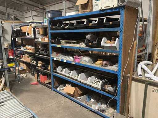 Metalen rek met inhoud (2x)