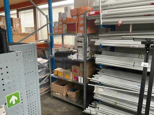 Opslagrek met inhoud