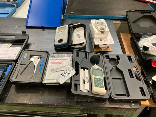 Diversos equipos de medición (4x)