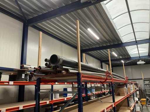 Charge verschiedener Rohre, Stahl und PVC