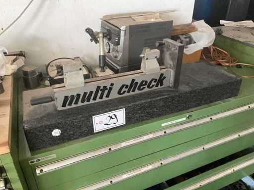 Clamping device for roundness measurement