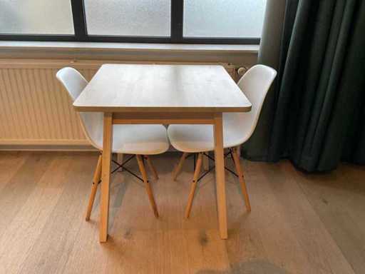 Vitra Eames DSW-Stühle mit Tisch