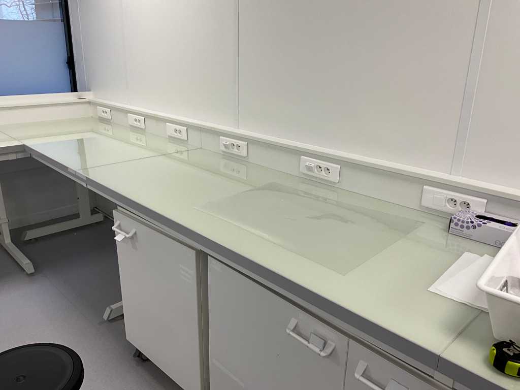 Laboratory bench
