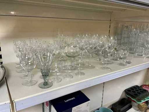 Lotto di vino e bicchieri da shot