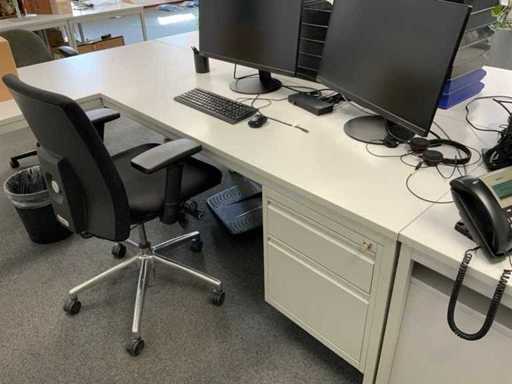 Desk including desk chair (11x)