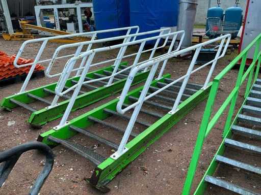 Scară de oțel cu platformă