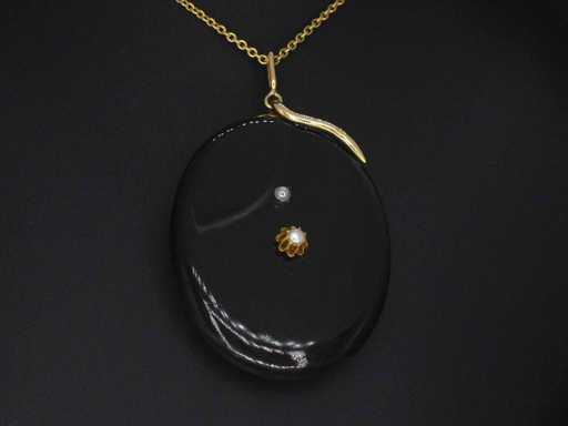 Onyksowy medalion ze złotem i perłami