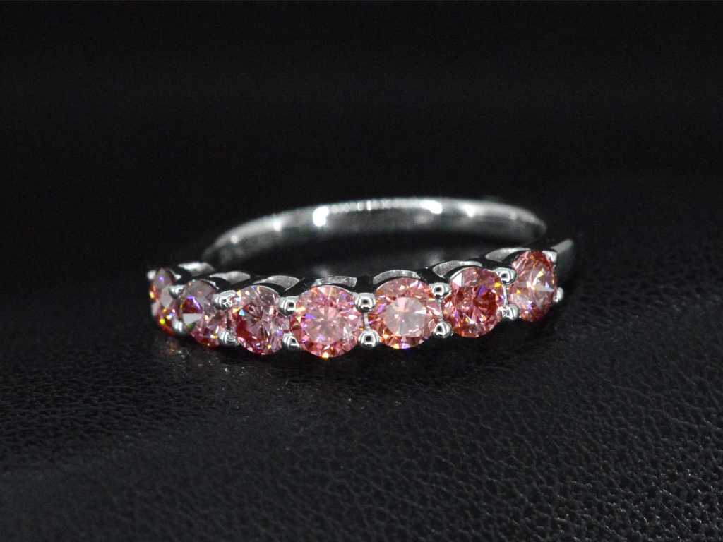 Ring aus Weißgold mit Diamanten in Fancy-Rosa 1,30 Karat
