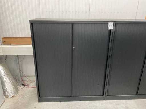 Ahrend Blinds Türschrank mit Inhalten verschiedener elektrischer Teile