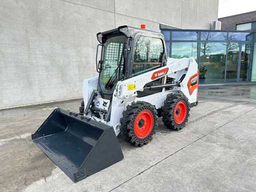 Excavators, wheel loaders and earthmoving equipment