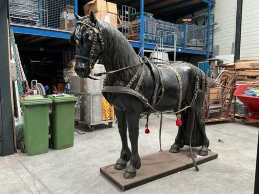 Calul decorativ cu hamuri