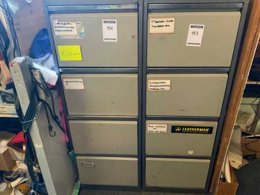 Armadio in acciaio a 4 cassetti con militaria