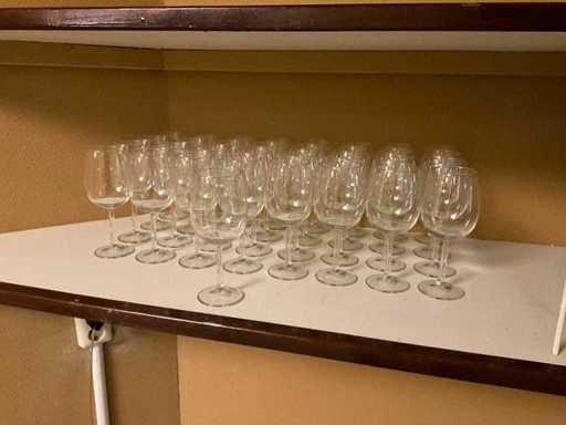Crockery, glassware and cutlery (30x)
