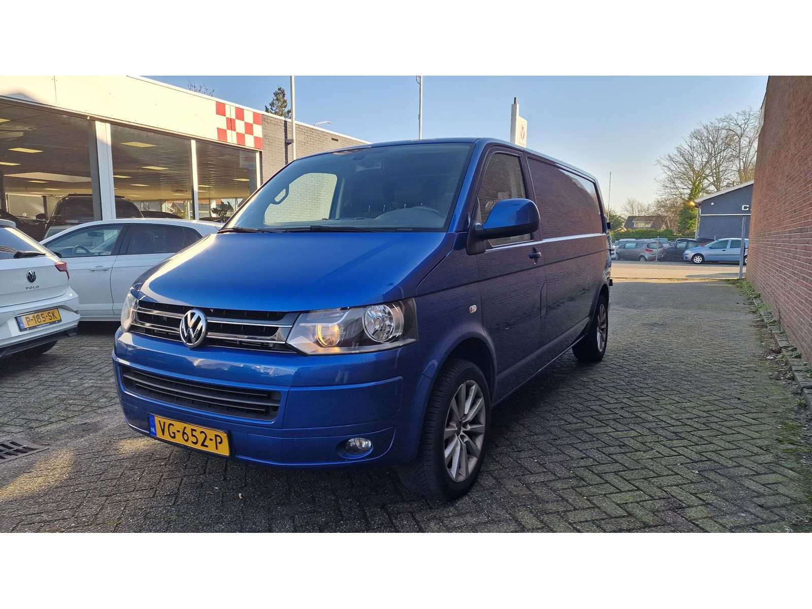 Volkswagen Transporter 2.0 TDI L2H1 DC Trendline | VG-652-P