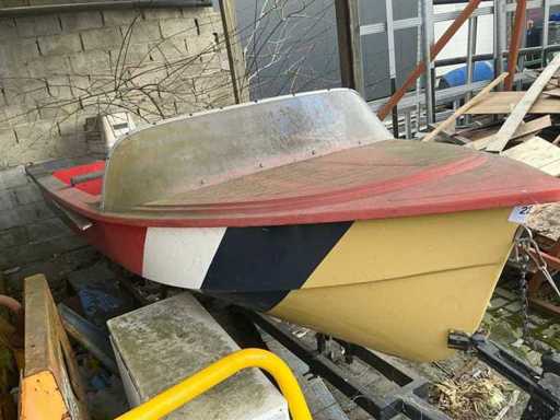 Bateau rapide sur remorque