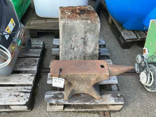 Incudine forgiata con base in legno