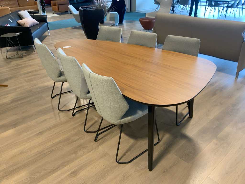 Leolux Bondi Esstisch mit Stühlen