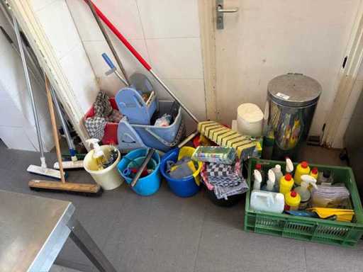 Partij schoonmaakmiddelen/spullen