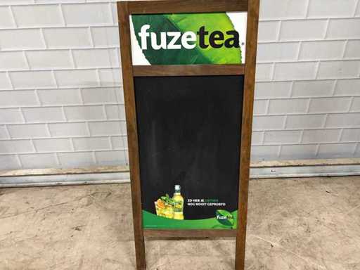 Fuze Tea – dwustronny znak chodnikowy