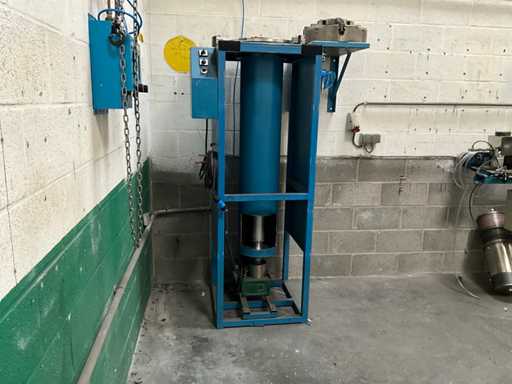 Vertical Welding manipulator with large 4 jaw chuck