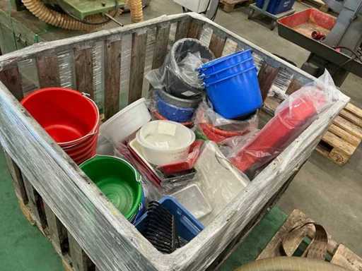 Seau et divers outils de jardin