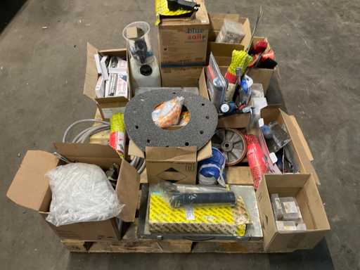 Vari attrezzi, pistole per il sigillante, pompa per biciclette, maschere, trapani Hilti, ecc.