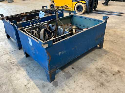 Charge von schmiedeeisernen Zaunteilen