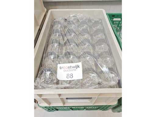 - Verrerie : Verres à thé à pied (49x)