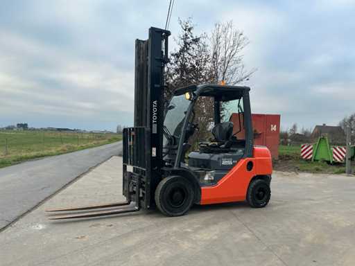 2011 Toyota 8FDF25 Forklift