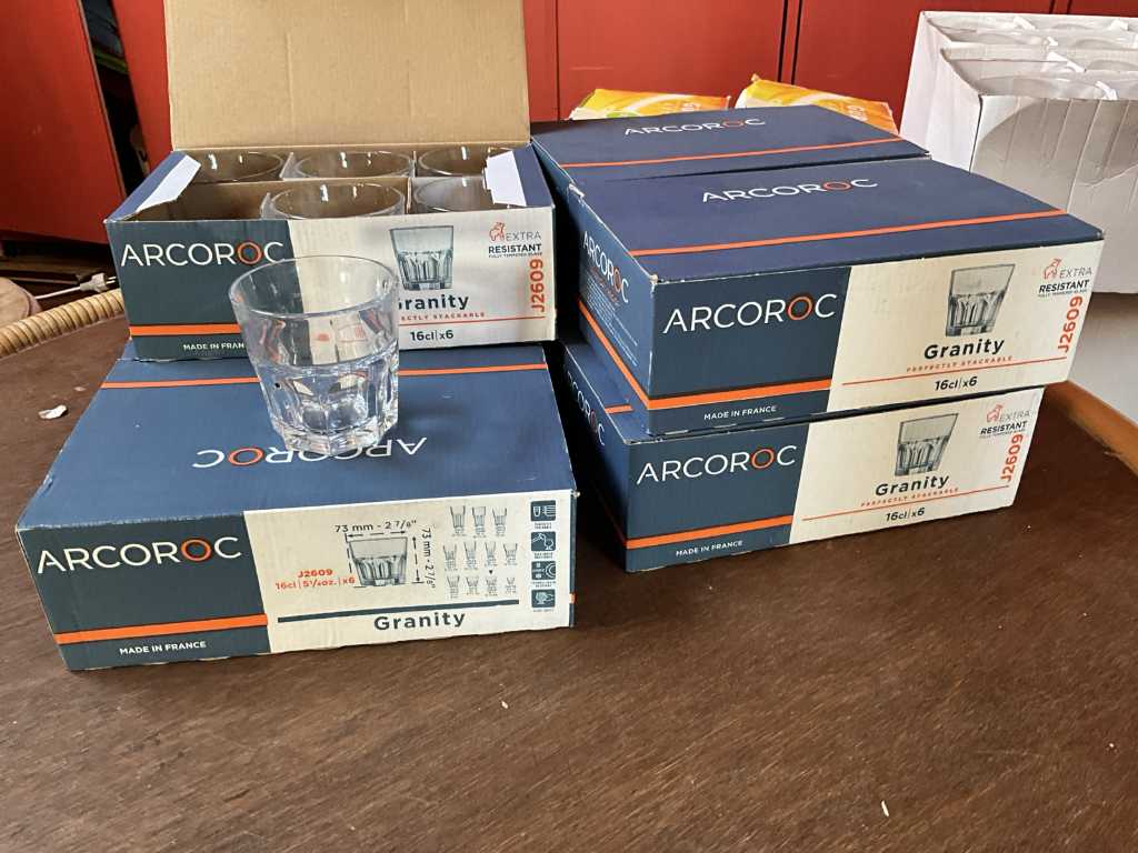Lot van 42 aperitiefglaasjes ARCOROC