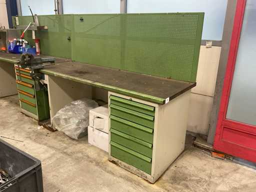 Kinderwerkbank mit Werkzeugwand