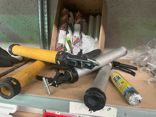 Diverse Kitspuiten (4x) en partij tubes