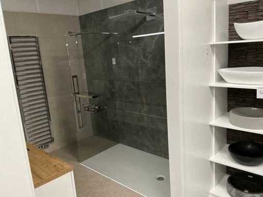 Huppe-Duschschale mit Duschgehäuse