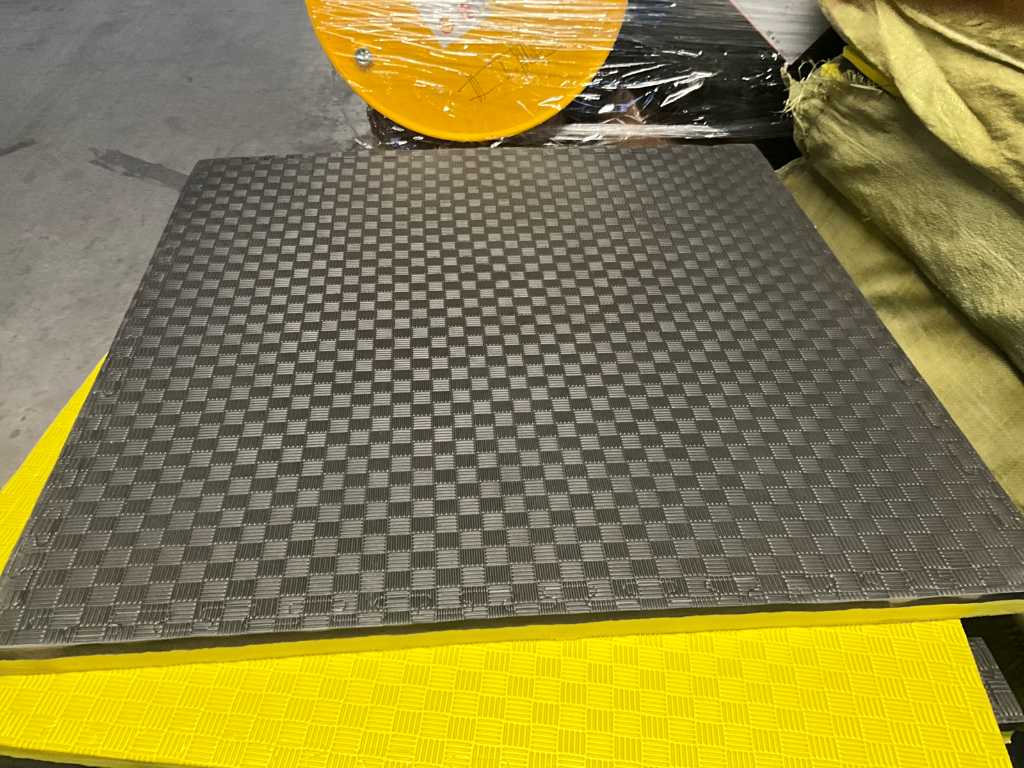 Approx. 50 crash mats/landing mats BigAirBag 100 x 100 cm.