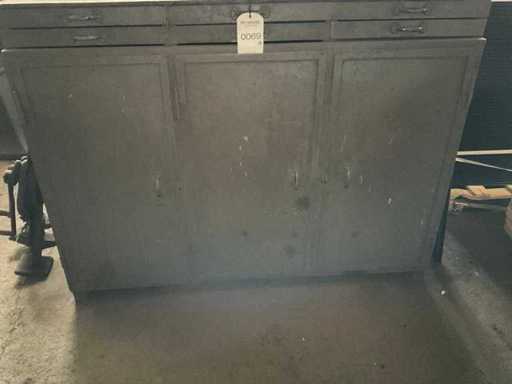 Armario con contenido residual