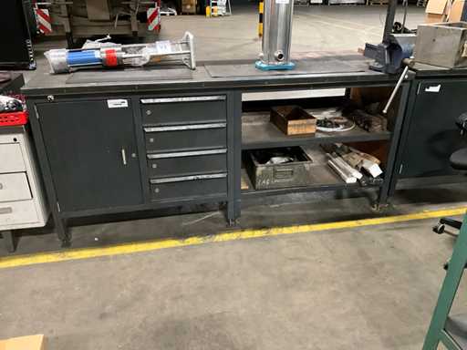 Werktafel met bankschroef