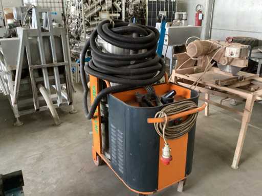 Industrial vacuum cleaner