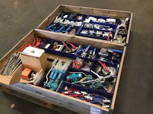 pallets kogelkranen en toebehoren (2x)