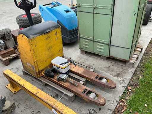 Electric pallet truck