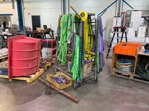 Partia podnoszących pasów z wózkiem materialnym