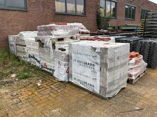 Pallets of various bricks (16x)