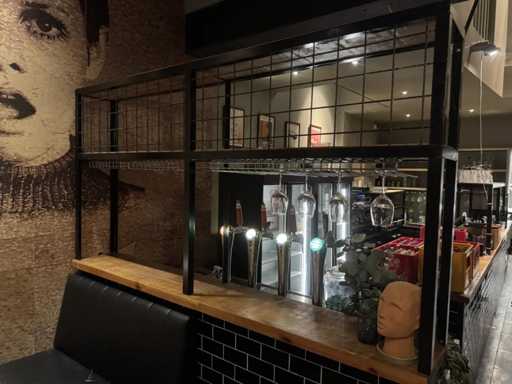 Construction industrielle de bars avec support à verre