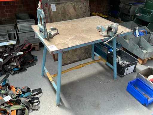 Folding work table with bench screw / pipe clamp