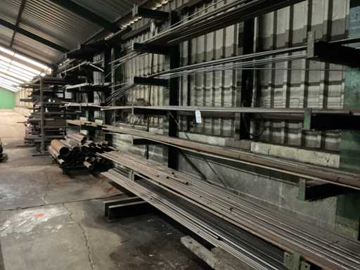 Calcio in metallo, (C)