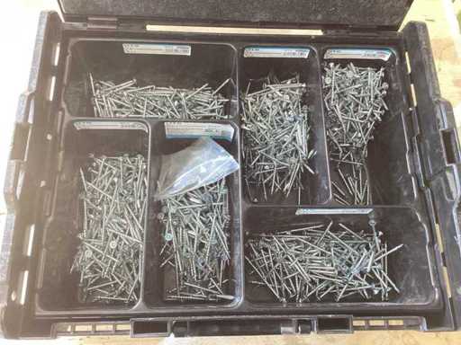 Los tornillos mezclaban muchos de varios tamaños en el Vario Boxx idénticos a los del Sortimo L-Boxx